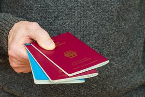 Reisepass Ein Mann Reisedokumente (Reisepass) zeigt