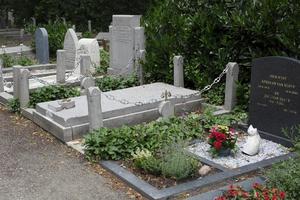 Foto von Gräbern auf einem Friedhof